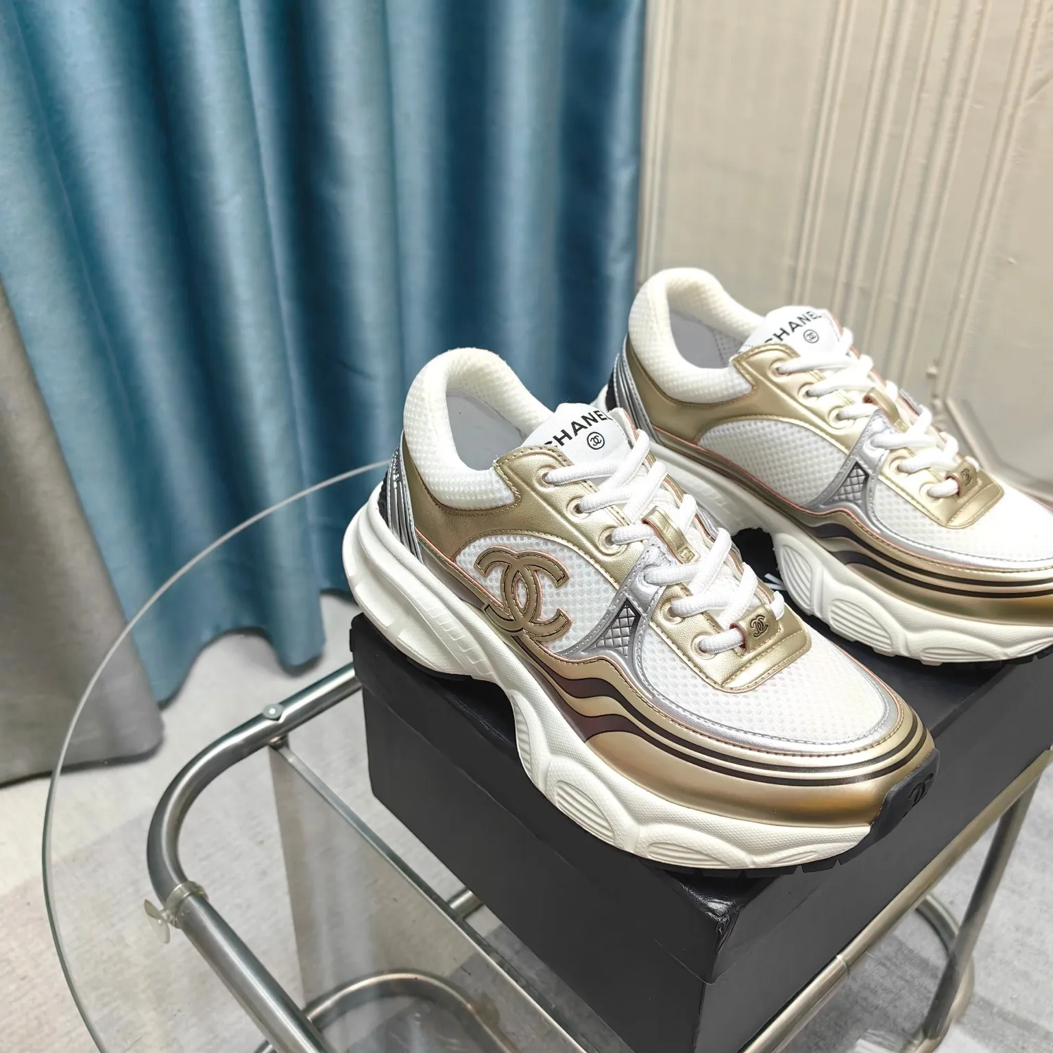 p680🐮🐮Chanel Chanel dad shoes, men and women couples - 2025 counter top casual sports shoes This classic design; the upper is electro-embroidered with a variety of techniques; the outsole is fashionable and sporty; it is unusual to incorporate a variety of color matching elements... The diversified mix and match is very beautiful and versatile, casual, fashionable, sports and outdoor can be taken into account... ꫛꫀꪝ Go➫ Material: ❶Upper is made of: Original imported first-layer silk cowhide + original waterproof cloth + original first-layer cowhide ❷Inner lining: original sheep lining + mesh ❸Outsole based on: original TPU combination outsole Special counter boutique packaging complete set for women 35–41
